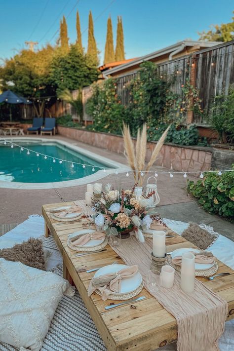 Pool Side Picnic Ideas, Pool Party Picnic, Picnic Pool Party Ideas, Poolside Birthday Party Ideas, Pool Party Set Up Ideas, Pool Party Set Up, Outside Bridal Shower Ideas Backyards, Backyard Activities For Adults, Pool Side Brunch