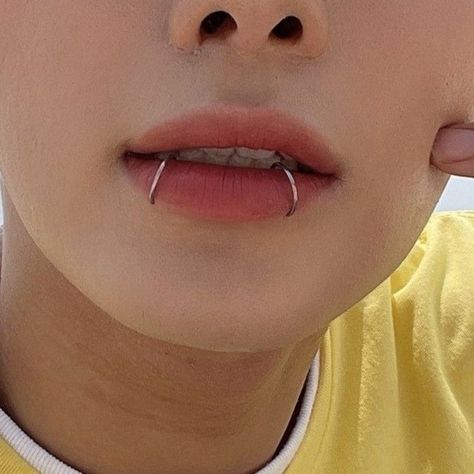 Snake Bite Piercing, Mouth Piercings, Snakebites, Pretty Ear Piercings, Face Piercings, Cool Piercings, Facial Piercings, Cute Piercings, Body Jewelry Piercing