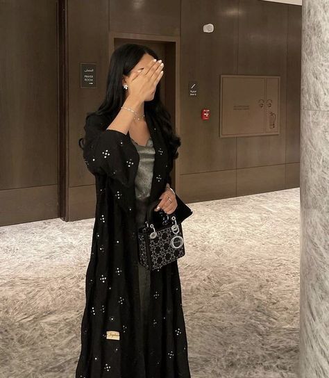 Khaleeji Abaya, Abaya Outfit, Arabian Dress, Black Abaya, Modesty Outfits, Modest Fashion Hijab, Head Scarf Styles, Mode Abaya, Modesty Fashion