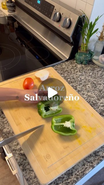 Kimberly Stephanie on Instagram: "Recipe 🇸🇻⬇️ 2 cups of rice(Jasmine Rice)  1 tomato  1/3 green pepper  Half a onion  Carrots(shredded) Cucharada de oil  Cucharada de chicken bouillon  2 1/2 cup of water  Salt to taste   1.Saute tomatoes, green pepper, onion and carrots for 2-3 minutes  2.Add rice and sauté  3.Add water, chicken bouillon, oil and salt 4.Mix constantly for it doesn’t stick to the pan  5.Once it comes to a boil and water evaporated lower the heat and cook on low for 18-20 minutes 6.Turn off heat and let it sit for 15 minutes   @imusausa @imusacolombia   #latina #latinacontentcreator #salvadoreña #salvadoreño #salvadoreñas #elsalvador #elsalvador🇸🇻 #elsalvadorimpressive #elsalvador4k #elsalvadorgram #comida #comidasaludable #latinabloggers #cumbia #salvadoreño #salvadoran Arroz Salvadoreño, Salvadorian Chicken Recipes, Casamiento Salvadoreno Recipe, Salvadorian Rice, Salvadoran Rice, Saute Tomatoes, Salvadorian Food Recipes, Salvadoran Recipes, Salvadorian Recipes