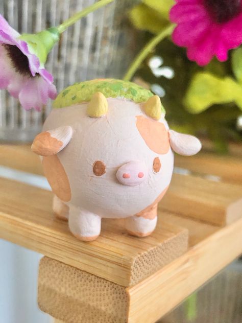 Tiny little cow sculpture made from polymerclay! ✨ Air Dry Clay Animals Sculpture, Clay Crafts Cow, Simple Clay Sculpture Ideas, Air Dry Clay Cow, Cow Clay Sculpture, Clay Ideas Animals, Clay Animals Sculpture, Cute Clay Sculptures, Cute Clay Figures