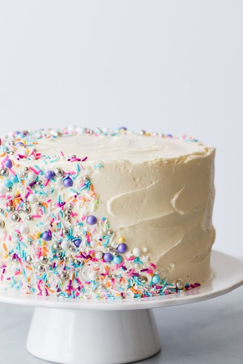 Simple and elegant funfetti cake will be a hit at your next birthday party. #funfetti #cake #birthdaycake Brownie Layer Cake, Cake Confetti, Small Birthday Cakes, Confetti Cake, Salty Cake, Funfetti Cake, Oreo Cake, Rainbow Cake, Savoury Cake