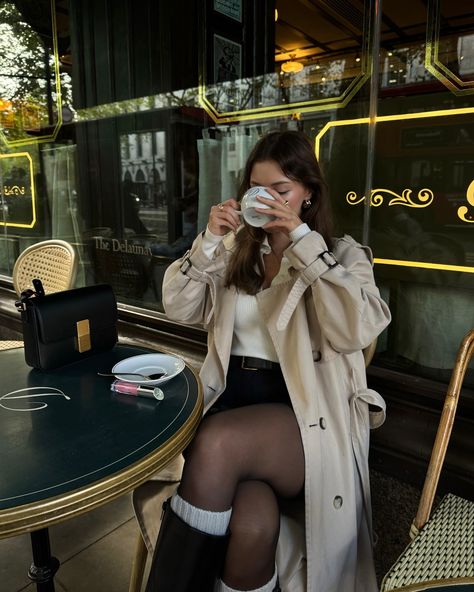 This cafe gives me the Parisian feel ☕️ #effortlesslychic #chicoutfit #falloutfit #falloutfits #falloutfitideas #falloutfitinspo #fallfashion #trenchcoat #elegantoutfit old money aesthetic, modern chic style, timeless fashion, preppy french, parisian, london fashion, classic outfit, London, street style, feminine chic style Modern French Outfit, Winter French Outfits Parisian Style, Parisian Cafe Outfit, Cafe Outfit Aesthetic, French Outfit Style Parisian Chic, Parisian Chic Aesthetic, Feminine Chic Style, Cafe Outfit, Outfit London