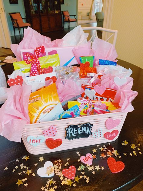 Big Sis Lil Sis Gift Baskets, Cheer Big Sis Little Sis Gifts, Big And Little Baskets, Sorority Little Baskets, Big Lil Baskets, Big Little Baskets, Big Little Baskets Ideas, Sorority Big Little Baskets, Bae Basket