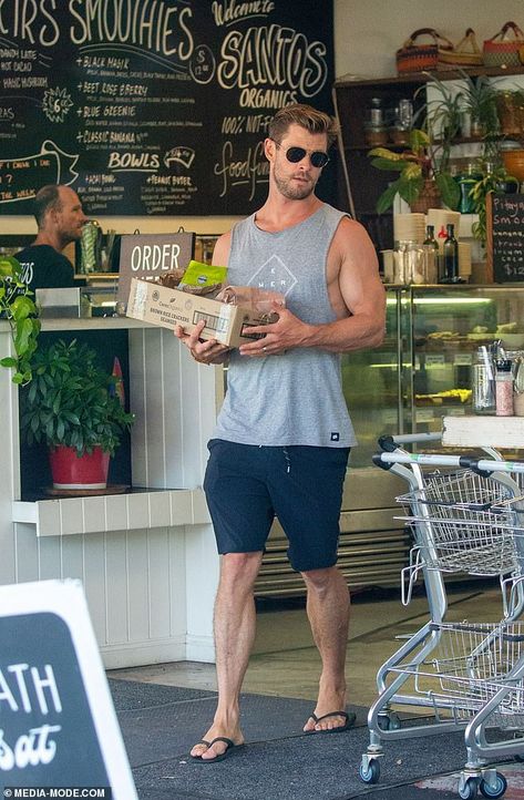 Ripped: The Thor star showed off his bulging biceps and taut calf muscles as he browsed th... Summer Mens Fashion, Teaching Mens Fashion, Hemsworth Brothers, Chris Hemsworth Thor, Mens Summer Outfits, Summer Mens, Liam Hemsworth, Photography Poses For Men, Summer Outfits Men