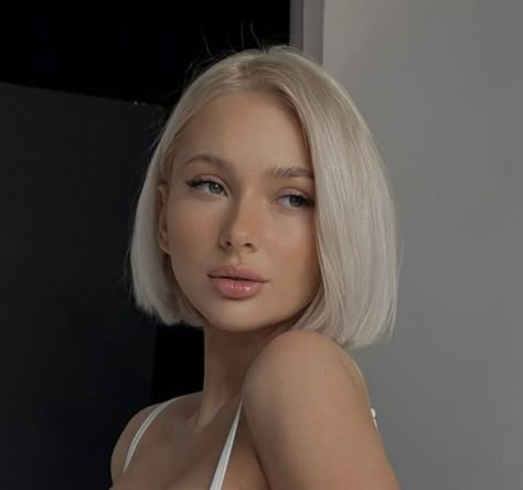 Bleach Blonde Bob, Short Platinum Hair, Baby Blonde Hair, Short Platinum Blonde Hair, Kort Bob, Perfect Blonde Hair, Blonde Bob Hairstyles, Light Blonde Hair, Oval Face Hairstyles