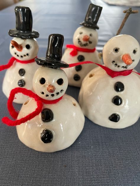 Pinch Pot Snowman, Pinch Pot Christmas Ideas, Winter Ceramics, Art Room Inspiration, Clay Pinch Pots, Pottery Pinch Pot, Snowman Ideas, Potted Christmas Trees, Clay Classes