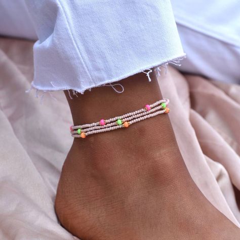 Anklet Designs Beads, Beads Anklets Ideas, Anklet Beads, Pulseras Kandi, Anklets Diy, Anklet Designs, Beaded Ankle, Summer Anklets, Pulseras Diy