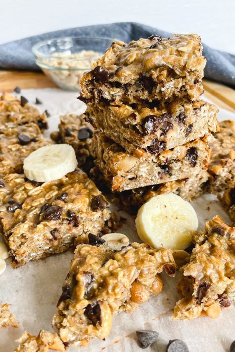 Protein Oat Bars, Hockey Snacks, Banana Protein Bars, Protein Breakfast Bars, Banana Chocolate Chip Bars, Bariatric Breakfast, Oat Bars Healthy, Healthy Protein Desserts, Banana Oatmeal Bars