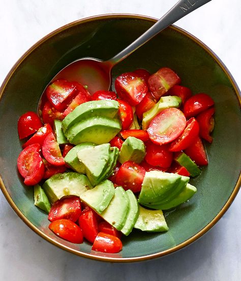 avocado tomato salad recipe Cabbage Recipes Healthy, Tomato Breakfast, Tomato Salad Recipe, Tomato Avocado Salad, Salad Tomato, Tomato Salad Recipes, Avocado Tomato Salad, Tomato Avocado, Avocado Salad Recipes