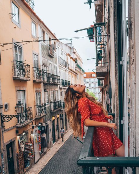 The Ultimate 3 Day Itinerary in Lisbon, Portugal - Finding Jules Summer Europe Outfits, Dinner Outfit Spring, Europe Outfits Summer, Hawaii Outfit, Miami Outfit, Lisbon Fashion, Brunch Outfit Winter, Photo Voyage, Portugal Vacation