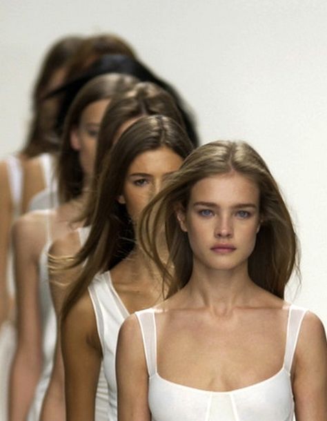 White on runway, led by Natalia Vodianova. Alena Shishkova, Fashion Dream Job, Model Lifestyle, Natalia Vodianova, Mario Testino, Vogue Beauty, Model Aesthetic, White Dresses, Models Off Duty