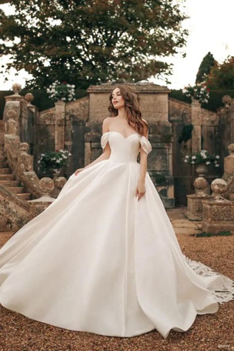 Wedding Dress Fantasy Fairytale, Wedding Dress Fantasy, Disney Fairy Tale Weddings, Fairy Tale Wedding Dress, Disney Fairy, Bride Book, Fairy Tale Wedding, Plus Size Models, Couture Gowns