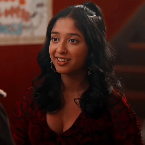 Maitreyi Ramakrishnan Never Have I Ever, Devi Never Have I Ever Icon, Devi Vishwakumar Outfits Aesthetic, Devi Vishwakumar Season 4, Devi Season 4, Maitreyi Ramakrishnan Icons, Devi From Never Have I Ever, Devi Vishwakumar Aesthetic, Never Have I Ever Pfp