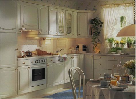 90s House Decor, 80s House Interior, 1980s House, 90s Kitchen, 80s Kitchen, 90s Interior, 90s House, 90s Home Decor, 80s House