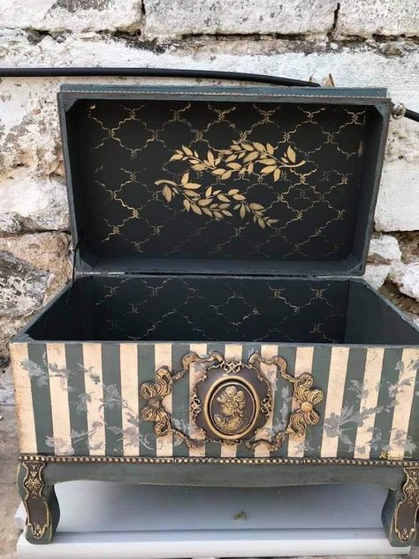 Jewelry Box Makeover, Decoupage Tray, Painted Jewelry Boxes, Decoupage Furniture, Jewelry Box Diy, Decoupage Box, Altered Boxes, Decoupage Art, Decoupage Vintage