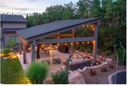 Slant Roof Pergola, Japanese Pergola Ideas, Patio With Pavilion, Outdoor Pergola With Roof, Slanted Pergola, Pavillion Backyard, Deck For Entertaining, Party Gazebo, Backyard Structures