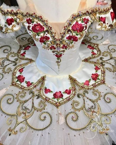 Vestido Charro, Xv Dresses, Mexican Quinceanera, Quinceanera Themes Dresses, Mexican Quinceanera Dresses, Red Quince, Charro Quinceanera Dresses, Gold Quince, Red Quinceanera Dresses