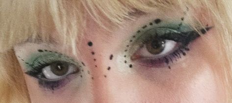 Green Eyeliner Looks For Brown Eyes, Green Fairycore Makeup, Manic Pixie Dream Girl Makeup, Artistic Makeup Ideas Eyes, Green Emo Makeup, Dragon Fly Makeup, Dark Green Fairy Makeup, Whimsigoth Makeup Looks, Fairy Grunge Makeup Looks