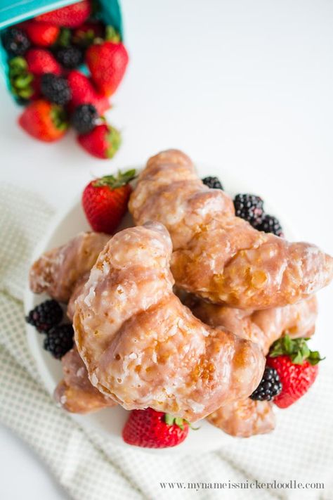 4 ingredients make up these yummy Glazed Croissants! To easy not to make! | mynameissnickerdoodle.com Glazed Croissants, Crossant Recipes, Croissant Donut, Homemade Croissants, Croissant Recipe, Homemade Pastries, Glaze Recipe, Donut Recipes, 4 Ingredients