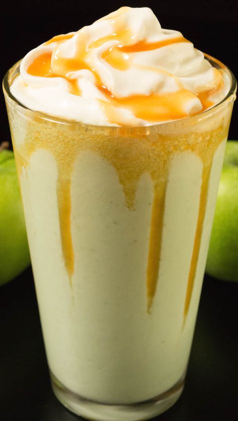 The best fall dessert? This copycat Disney Caramel Apple smoothie! Caramel Apple Smoothie, Apple Smoothie Recipes, Apple Ice Cream, Food Franchise, Apple Smoothie, Fall Desserts Easy, Vanilla Bean Ice Cream, Veggie Tray, Green Food Coloring