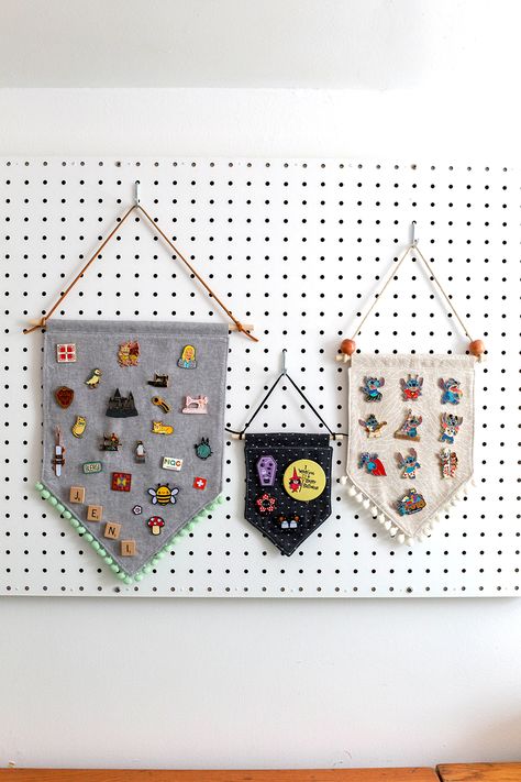 Disney Pin Ideas Display, Diy Pin Holder Display, Pin Banner Diy, How To Display Pins And Buttons, Diy Enamel Pin Display, Pin Display Ideas Diy, Pin Badge Display, Diy Pin Display, Pin Decoration Ideas