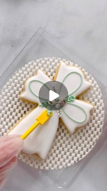 theflourgardenerMay 10, 2023 on : "It’s the time of year when lots of ceremonies are happening. This cross cookie is nice for baptisms, Holy communion or christenings. I ..." Confirmation Royal Icing Cookies, Dove Cookies Royal Icing, Royal Icing Cookies Decorated, Cross Sugar Cookies Decorated, Cross Cookies Decorated Royal Icing, Communion Cookies Decorated, First Communion Cookies Decorated, Confirmation Cookies Decorated, Stick Cookies Decorated