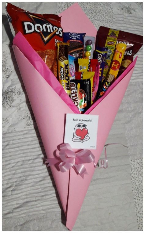 Candy Present Ideas Diy, Ramos De Chocolates Ideas, Cheap Valentines Day Gifts, Music Theme Birthday, Candy Bouquet Diy, Bff Gifts Diy, Diy Birthday Gifts For Friends, Creative Birthday Gifts, Cute Couple Gifts