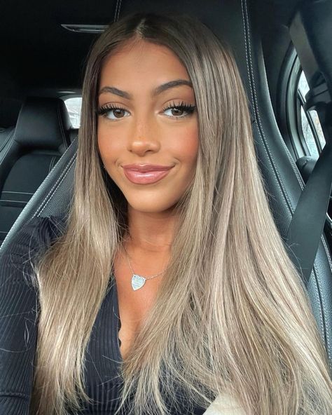 Dark Hair Blonde Balayage, Blonde Platine, Rubio Natural, Ash Ombre, Blond Highlights, Blonde Hair With Roots, Rambut Brunette, Brown Hair Inspo, Brunette Hair With Highlights