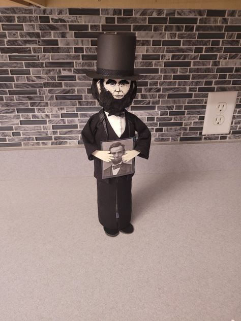 Abraham Lincoln bottle buddy project. Pop Bottle People Project, Bottle Buddy Project, Bottle Buddy, Biography Projects, Biography Project, Abe Lincoln, School Craft, History Projects, Pop Bottles