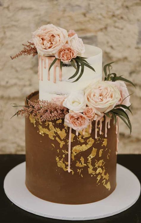 79 wedding cakes that are really pretty! Wedding Cakes Unique, Classy Wedding Cakes, Cakes Unique, Textured Wedding Cakes, Painted Wedding Cake, Pretty Wedding Cakes, Wedding Cake Alternatives, Gold Chocolate, Chocolate Wedding