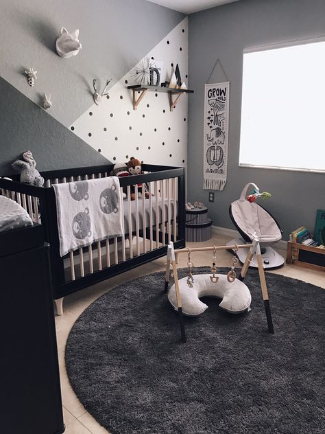 This could be the black and white nursery of our dreams! ähnliche tolle Projekte und Ideen wie im Bild vorgestellt findest du auch in unserem Magazin . Wir freuen uns auf deinen Besuch. Liebe Grüß Zoo Nursery, Room Boy, Bilik Idaman, Baby Nursery Inspiration, Room Makeovers, Baby Zimmer, Nursery Room Design, Baby Boy Room Nursery, Nursery Modern