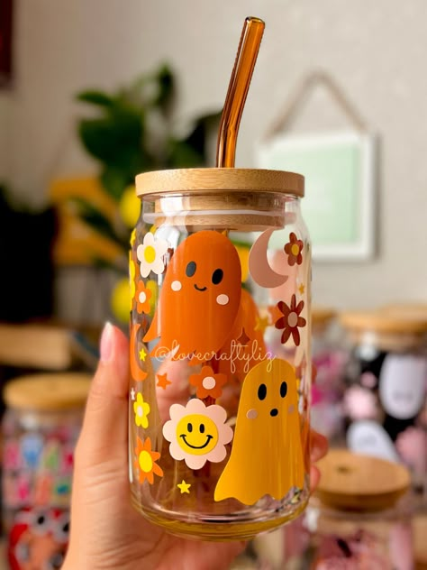 Libbey Glass Cricut, Halloween Beer Can Cup, Idee Cricut, Cute Coffee Cups, Projets Cricut, Diy Mugs, Halloween Cups, Diy Jar Crafts, Groovy Retro