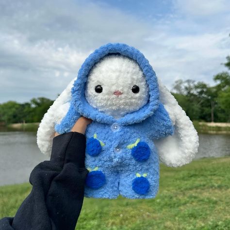 blueberry onesie bunny 🐰🫐 available on my etsy ☁️ made using my onesie bunny pattern 🫧 tags 🏷️ #crochet #crochetbunny #amigurumi #amigurumibunny #crochetplushies #bunnyplush #crocheted Crochet Bunny In Overalls Free Pattern, Crochet Plushies Cute, Teen Summer Crafts, Игрушки Funko Pop, Bunny Onesie, Easy Crochet Animals, Crochet Disney, Amigurumi Bunny, Bunny Pattern