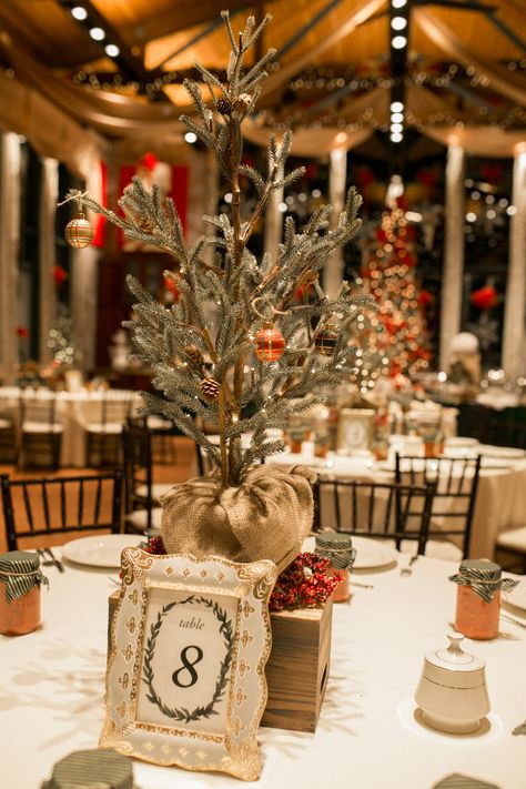 If Christmas Is Your Favorite Holiday, Prepare to Freak Out Over This Beautifully Festive Wedding Christmas Tree Inspiration Traditional, Christmas Wedding Centerpieces, Christmas Wedding Ideas, Christmas Wedding Themes, Winter Wedding Table, Winter Wedding Centerpieces, Christmas Wedding Decorations, Christmas House Lights, Boda Diy