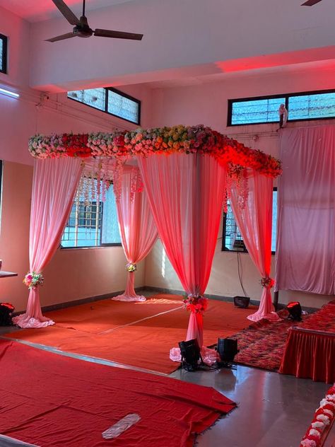 Marriage Chori Decoration, Simple Marriage Decoration, Shadi Mandap Decoration, Saptpadi Decoration, Flower Gate Decoration Wedding, Simple Mandap Design, Saptapadi Decoration Ideas, Casual Wedding Decor, Hindu Wedding Decorations