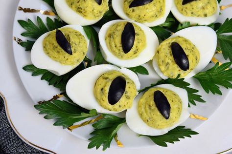 Dragon Eyeballs (Pesto and Olive Deviled Eggs) for the boys in pur unicorn party Halloween Recipes Appetizers, Halloween Recipes Dinner, Halloween Deviled Eggs, Festa Jurassic Park, Dinosaur Baby Shower Theme, Dragon Baby Shower, Gluten Free Halloween, Dragon Birthday Parties, Dinosaur Birthday Party Decorations