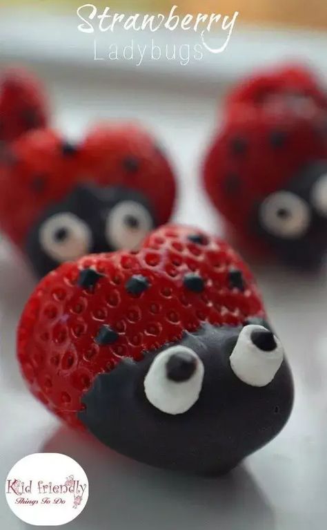 Strawberry Ladybugs, Hemgjord Glass, Fest Mad, Kreative Snacks, Covered Strawberry, Decorações Com Comidas, Food Art For Kids, Summer Fairy, Heart Shaped Chocolate