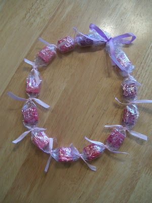 Make your own candy necklace with plastic wrap. Cute gift idea too! Candy Necklace Diy, Edible Necklace, Lolly Necklace, Graduation Candy Bouquet, Graduation Candy Lei, Candy Leis, Money Lei Diy, Candy Ribbon, Graduation Leis Diy