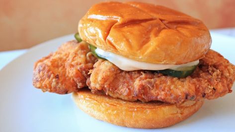 Copycat Popeyes Chicken Sandwich, Popeyes Fried Chicken Recipe, Copycat Popeyes Chicken, Popeyes Chicken Sandwich Recipe, Popeyes Chicken Sandwich, Popeyes Fried Chicken, Mcdonalds Chicken, Chicken Sandwich Recipe, Homemade Fried Chicken