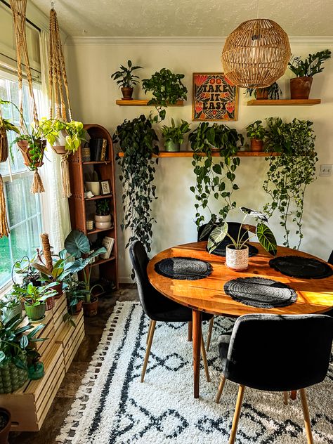 Retro, boho feels. A versatile corner for houseplants and dining. Cozy Reading Chair, Dining Room Corner, Boho Dining Room, Chair Ideas, Casa Vintage, Common Room, Reading Chair, Apartment Decor Inspiration, Cozy Reading