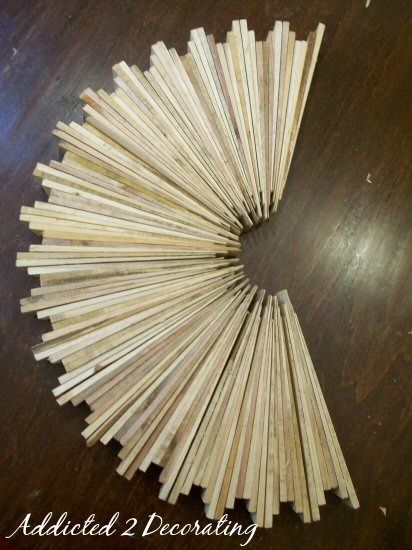 Paint Stick Crafts Diy Projects, Starburst Wall Art, Paint Stick Crafts, Sunburst Wall Art, Creative Wreaths, Diy Boho Decor, Wood Wall Art Diy, Ceiling Art, Wooden Wreaths