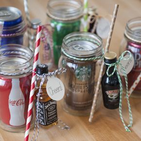 Jar Cocktail Gifts, Mini Alcohol Bottles Gifts, Jar Cocktails, Cocktails Birthday, Mason Jar Cocktail Gifts, Unique Christmas Gifts Diy, Mason Jar Cocktails, Mini Alcohol Bottles, Diy Christmas Gifts For Friends