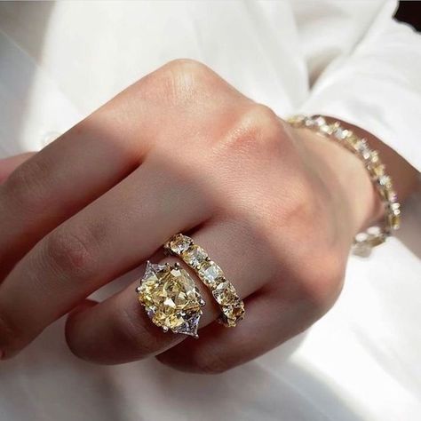 Harry Winston Engagement, Classy Jewellery, Yellow Diamond Jewelry, Fancy Yellow Diamond Ring, خواتم خطوبة, Ring And Bracelet, Yellow Diamond Ring, Instagram Mom, Yellow Diamonds Engagement