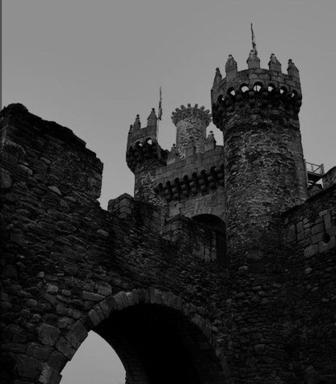 story inspiration Casterly Rock, Castle Exterior, Dark Castle, Gothic Castle, Black Castle, Castle Aesthetic, Royalty Aesthetic, Castle Ruins, Gothic Architecture