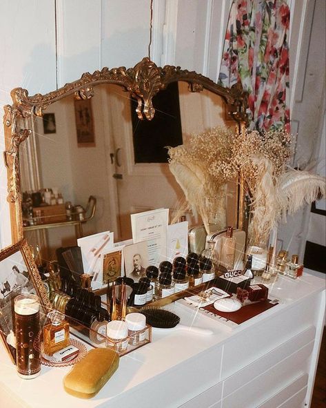 Glam Room Makeup, Elegant Eclectic Bedroom, Rococo Inspired Bedroom, Parisian Vanity Decor, Bedroom Decor With Vanity, Makeup Vanity Styling, Vintage Vanity Organization, Vanity Vintage Aesthetic, Gold Makeup Room