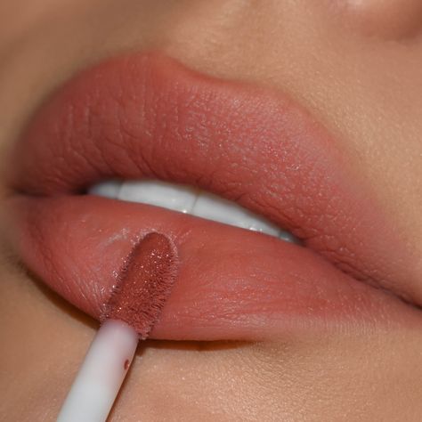 Warm Nude Lipstick, Lipstick And Lip Liner Combo, Coral Lipstick Makeup, Moana Makeup, Prom Lips, Guard Makeup, Natural Lip Shades, Makeup Moodboard, Blotted Lip