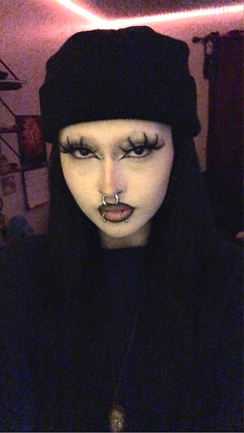 No Eyebrows Makeup Look Goth, Shaved Brows Makeup, No Eyebrows Makeup Look, Pretty Goth Makeup, No Eyebrows Makeup, No Eyebrows, Dark Makeup Looks, Punk Makeup, Alt Makeup