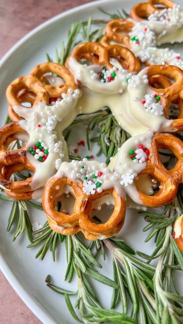 Santa Pretzels, Pretzel Snowflakes, Snowflake Pretzels, Christmas Wreath Recipe, Pretzel Wreath, Pretzel Christmas, Pretzel Ideas, The Modern Nonna, Modern Nonna