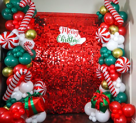 Christmas Party Background Ideas, Friendsmas Backdrop Ideas, Christmas Decoration Office Ideas, Red Shimmer Wall Backdrop, Christmas Picture Decoration Ideas, Christmas Party Decorations Balloons, Christmas Party Outdoor Decorations, Christmas Shimmer Wall, Christmas Wall Backdrop